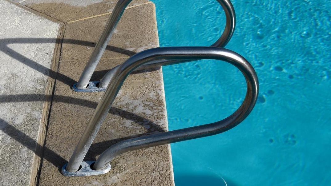 Una piscina.