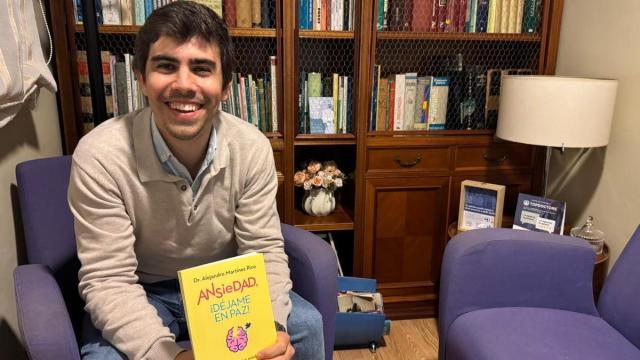 Martínez Rico, posando con su nuevo libro, ‘Ansiedad, ¡déjame en paz!’.