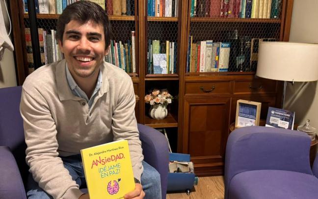 Martínez Rico, posando con su nuevo libro, ‘Ansiedad, ¡déjame en paz!’.
