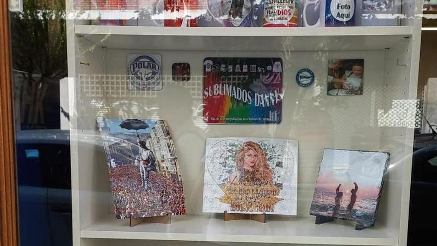 El escaparate del nuevo comercio de Domingo Beltrán tiene varios ejemplos de lo que puede personalizarse
