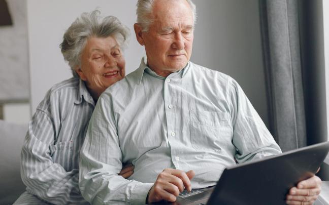 Una pareja de jubilados contempla un ordenador. Una pareja de jubilados contempla un ordenador.