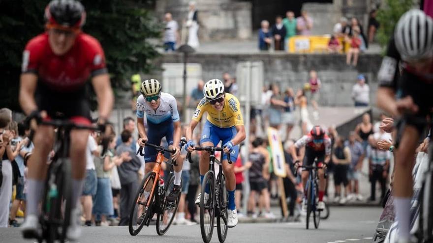 Carrera ciclista por las calles de Andoain.