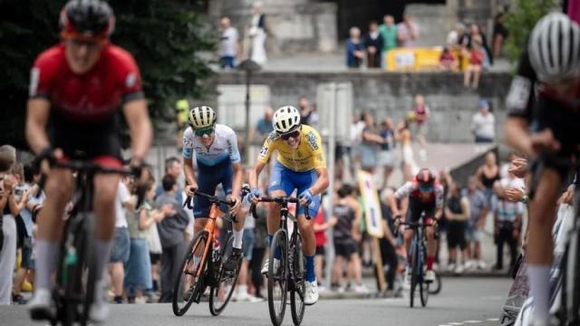 Carrera ciclista por las calles de Andoain.