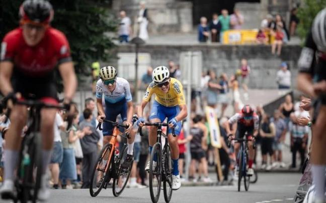 Carrera ciclista por las calles de Andoain.