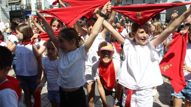 Un grupo de niñas y de niños se prepara para correr el encierro del San Fermin Txiki en una edición anterior de las colonias de verano.