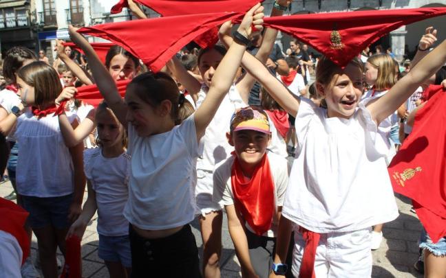 Un grupo de niñas y de niños se prepara para correr el encierro del San Fermin Txiki en una edición anterior de las colonias de verano.