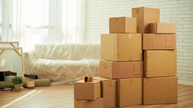 Cajas listas para ser transportadas en una mudanza.