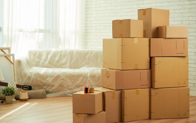 Cajas listas para ser transportadas en una mudanza.