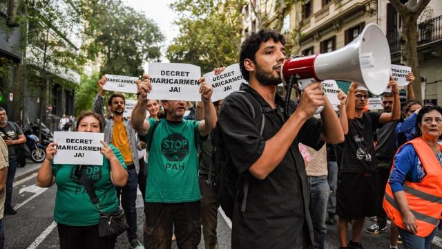 Sindicatos de vivienda cortan diversos puntos de Barcelona pidiendo 'el decreto Maricarmen'.