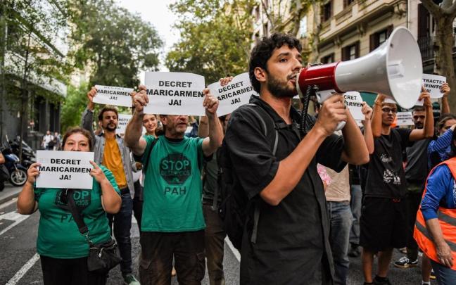 Sindicatos de vivienda cortan diversos puntos de Barcelona pidiendo 'el decreto Maricarmen'.
