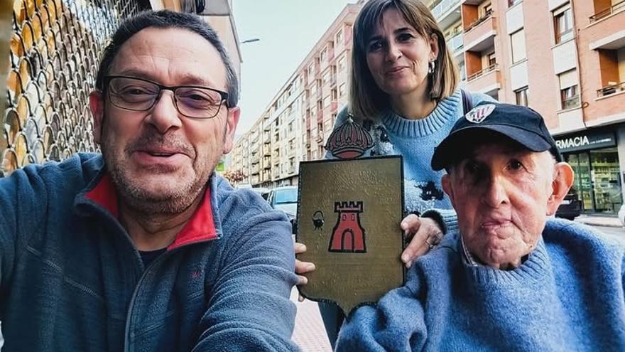 Imagen del pasado mes de abril de 'Kuki' con una sobrina y en compañía de Iñaki García Uribe