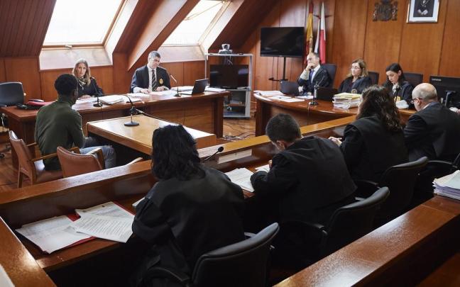 Uno de los acusados interviene durante un juicio por una violación grupal en Santander en 2022, en la Audiencia ProvinciaL.