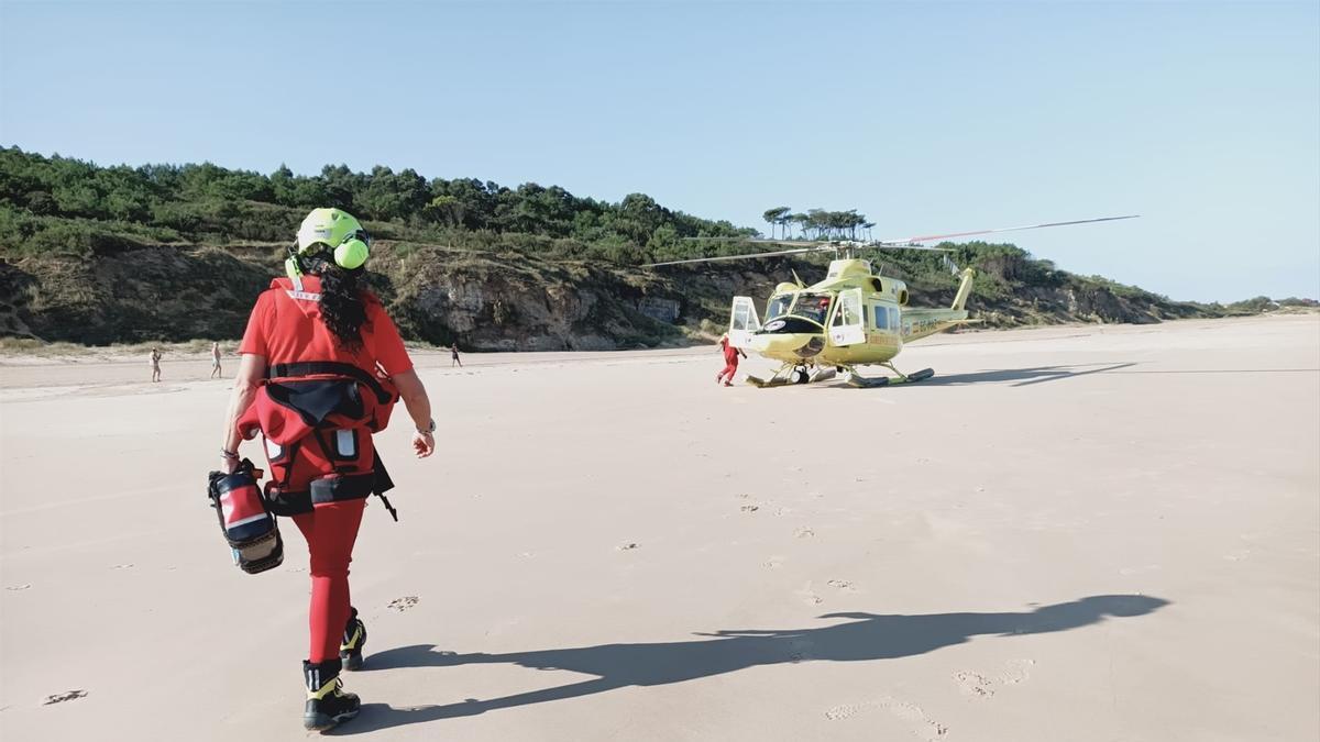 El helicóptero movilizado a la playa de Loredo (Cantabria) tras la alerta por una persona con síntomas de preahogamiento.