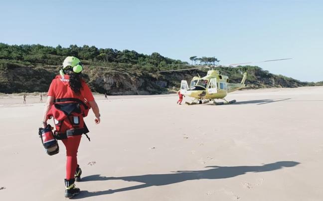 El helicóptero movilizado a la playa de Loredo (Cantabria) tras la alerta por una persona con síntomas de preahogamiento.