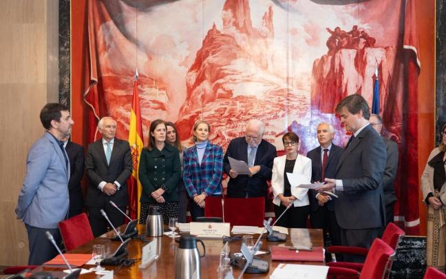 El exconseller y eurodiputado electo de Junts, Toni Comín (i), en la Junta Electoral Central, en el Congreso de los Diputados.