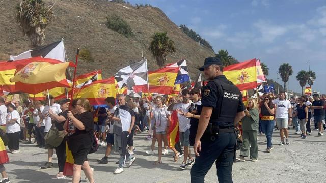 Cientos de ceutíes durante una manifestación en defensa de la españolidad de la ciudad y de su frontera.