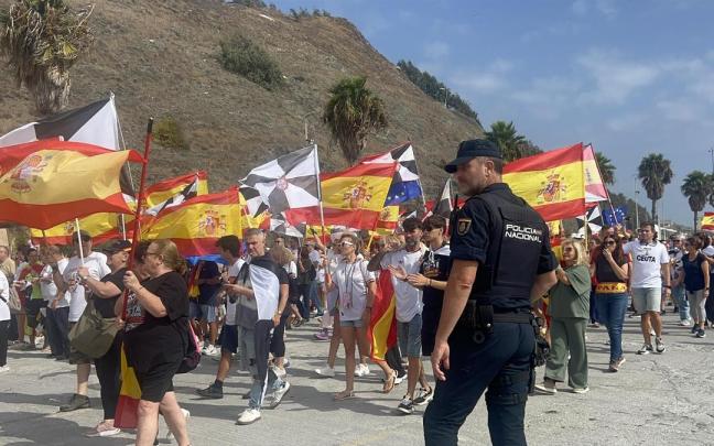 Cientos de ceutíes durante una manifestación en defensa de la españolidad de la ciudad y de su frontera.