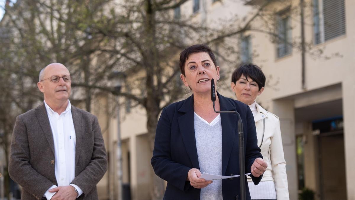 La portavoz de EH Bildu en el Congreso, Mertxe Aizpurua, junto a los candidatos Juan Karlos Izagirre y Maddalen Iriarte.