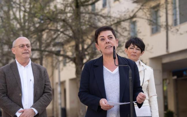 La portavoz de EH Bildu en el Congreso, Mertxe Aizpurua, junto a los candidatos Juan Karlos Izagirre y Maddalen Iriarte. La portavoz de EH Bildu en el Congreso, Mertxe Aizpurua, junto a los candidatos Juan Karlos Izagirre y Maddalen Iriarte.