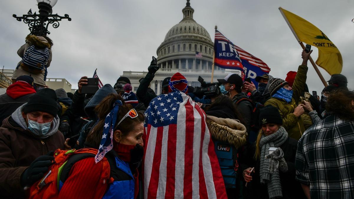 Ciudadanos pro-Trump asaltan el Capitolio de Estados Unidos en el año 2021, merodeando pasillos, oficinas y abriéndose camino hacia las cámaras del Senado en un sorprendente intento de detener el recuento oficial de los votos electorales