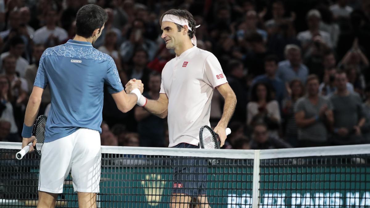 Djokovic y Federer, tras uno de los cincuenta duelos que protagonizaron juntos.
