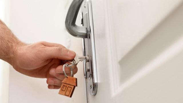 Persona cierra una vivienda con llave.
