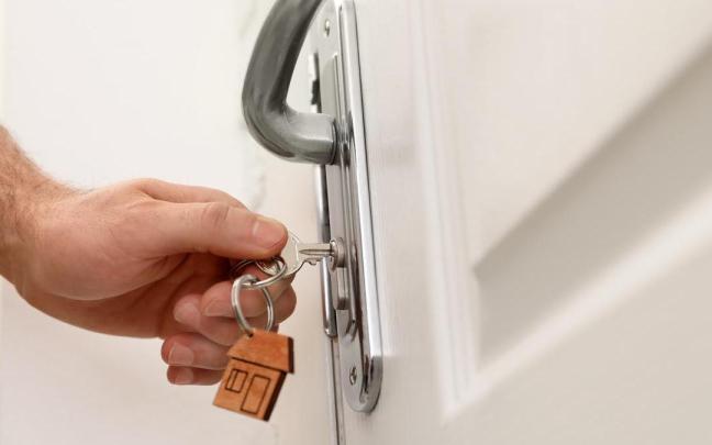 Persona cierra una vivienda con llave.
