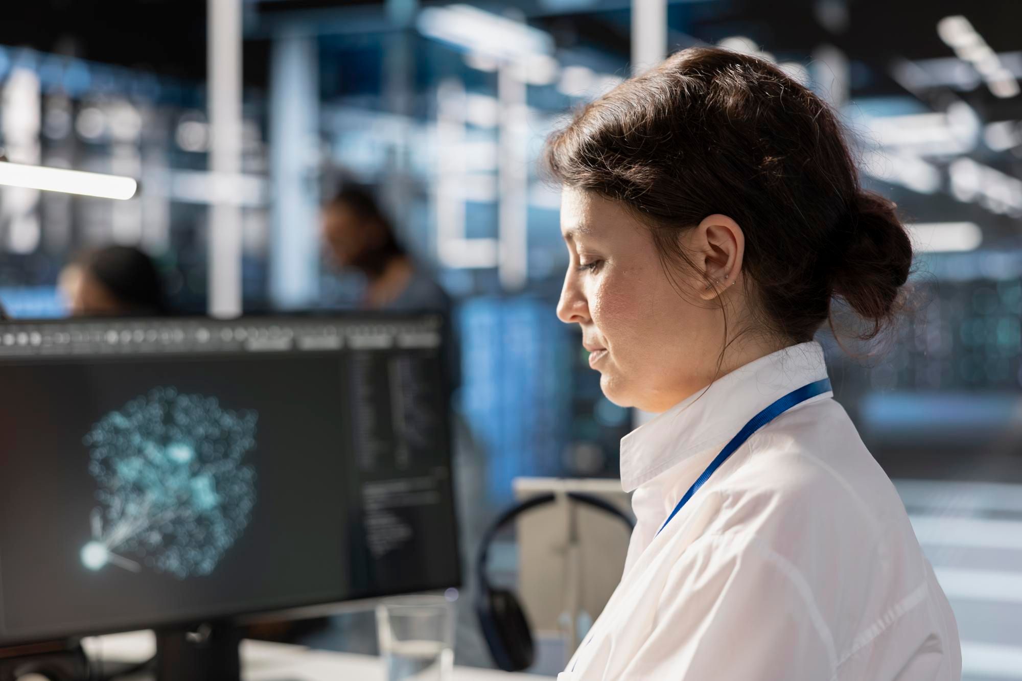 Una experta trabaja en el mantenimiento de redes neuronales de IA.