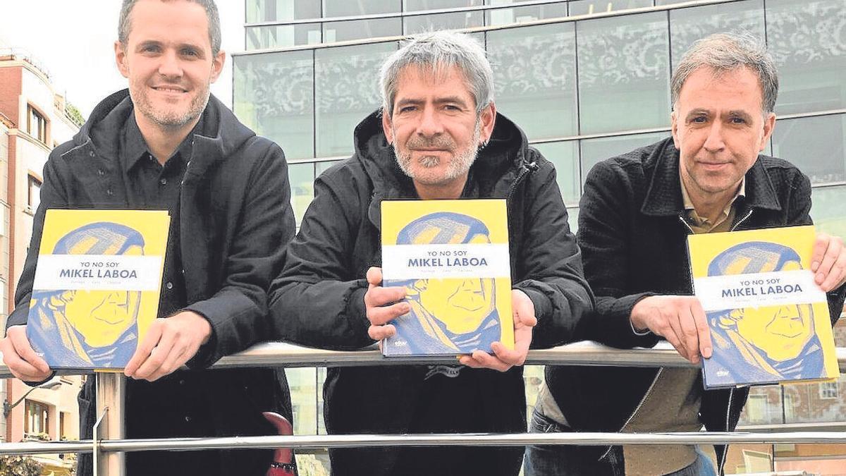 Joseba Larratxe, Unai Iturriaga y Harkaitz Cano, sobre unas viñetas del cómic. | FOTO: OSKAR GONZÁLEZ