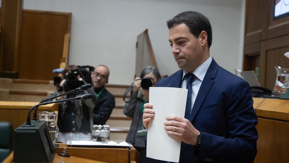 El lehendakari Pradales, en un pleno del Parlamento Vasco