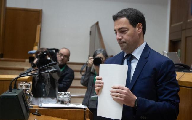 El lehendakari Pradales, en un pleno del Parlamento Vasco