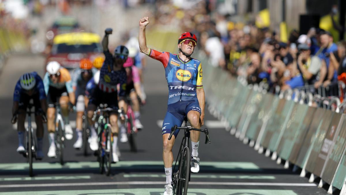 Mads Pedersen celebra la victoria en Foix.