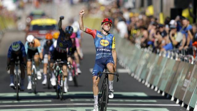 Mads Pedersen celebra la victoria en Foix.