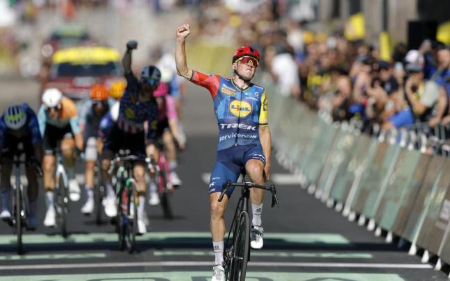 Mads Pedersen celebra la victoria en Foix.