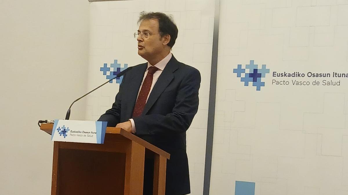 El consejero de Salud, Alberto Martínez´, antes del inicio de la reunión de la Mesa del Pacto de Salud