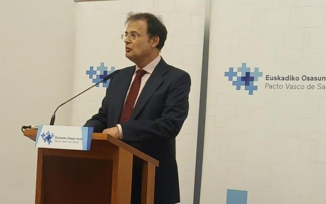 El consejero de Salud, Alberto Martínez´, antes del inicio de la reunión de la Mesa del Pacto de Salud