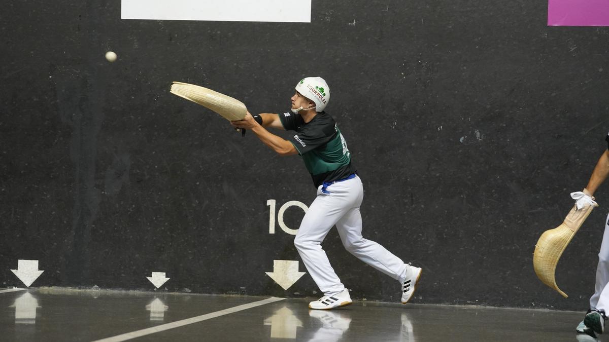 Alex Goitiandia-Lekerika y Urreisti-López suman sus primeros triunfos del Winter Series ante Johan-Gorka y Goixerri-Manci en la jornada inaugural del Winter Series.