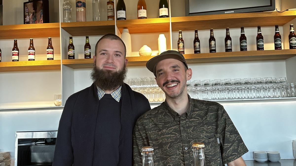 Maore Ruiz (izquierda), junto a Omar Escarra.