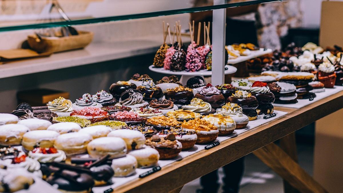 Escaparate de una pastelería, lleno de dulces.