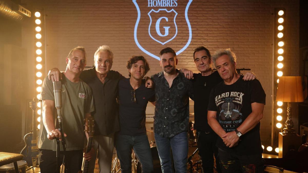 Hombres G, acompañados de los directores del documental.