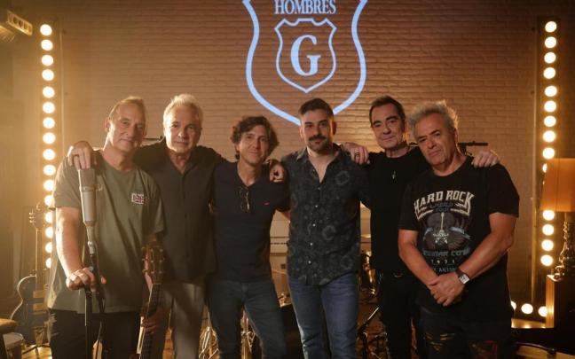Hombres G, acompañados de los directores del documental.