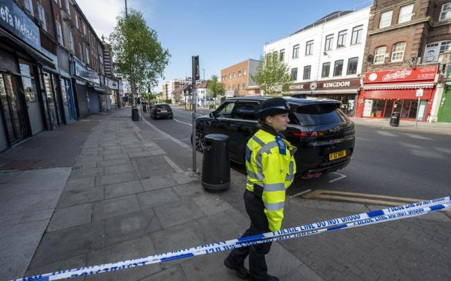 Un policía acordona la zona del apuñalamiento