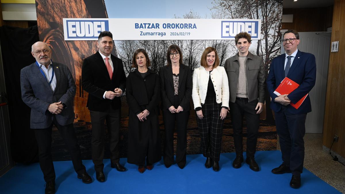 Asamblea general de Eudel en Zumarraga, con la presidenta jeltzale Esther Apraiz en el centro, con gafas, y la vicepresidenta de EH Bildu Nagore Alkorta a su derecha