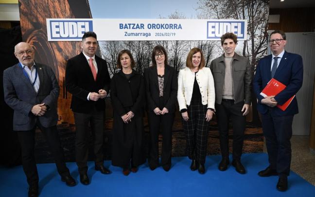Asamblea general de Eudel en Zumarraga, con la presidenta jeltzale Esther Apraiz en el centro, con gafas, y la vicepresidenta de EH Bildu Nagore Alkorta a su derecha