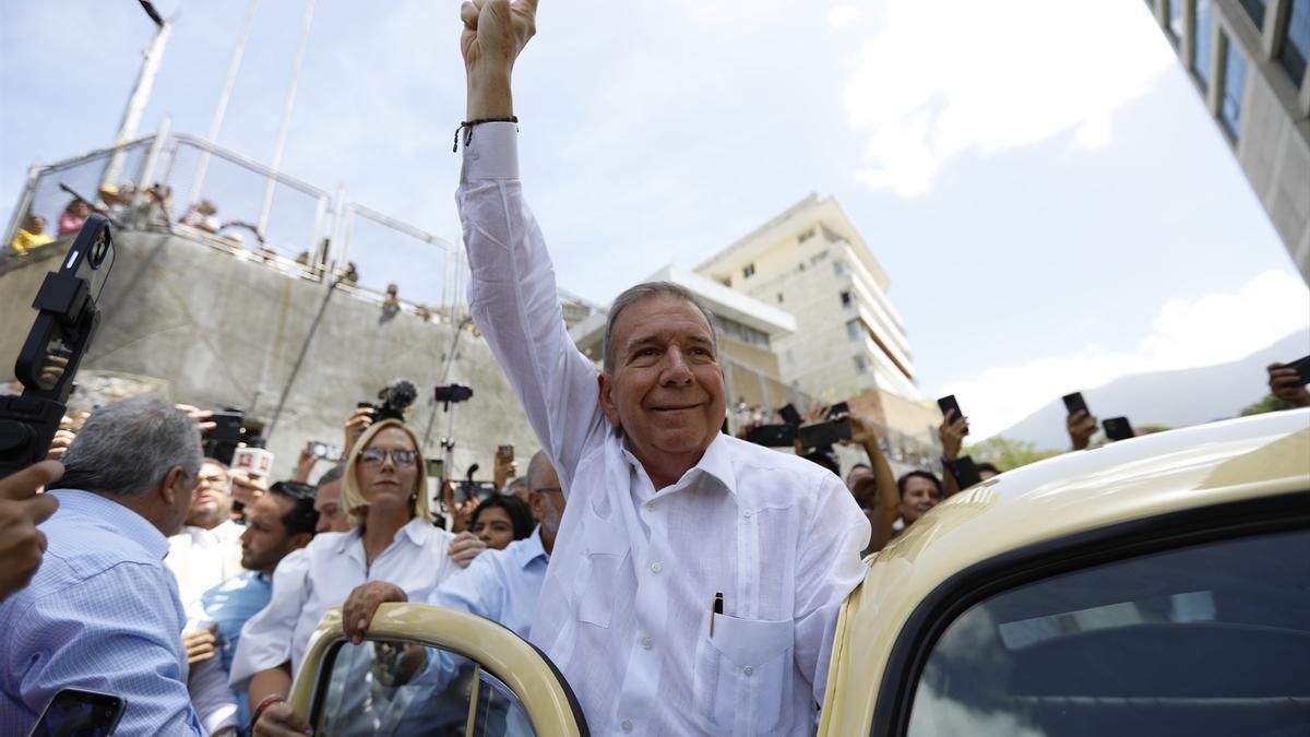 Edmundo González saluda a un grupo de simpatizantes en Caracas, Venezuela.