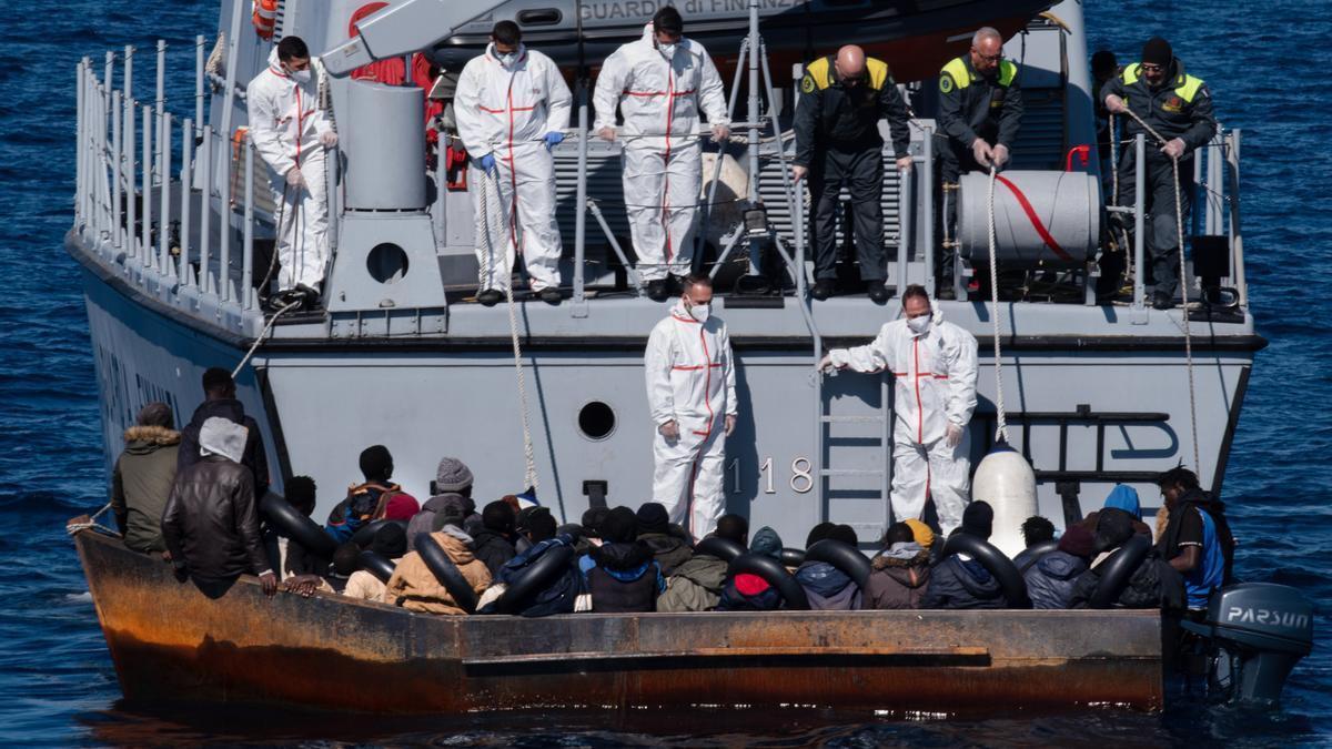 Migrantes desembarcan en Lampedusa