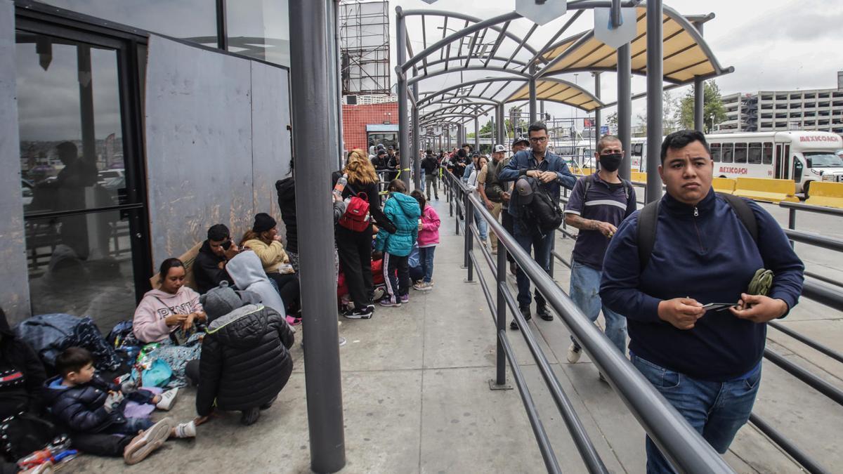 Una cola de migrantes dirigidos a Estados Unidos en Tijuana (México).