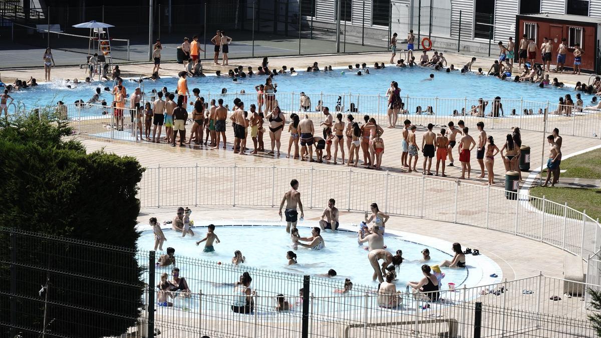 Usuarios esperan para darse un baño en las piscinas de Basauri.