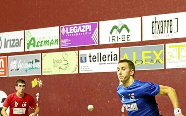 Imagen del partido de la semifinal de parejas disputada ayer en el frontón Beloki de Zumarraga. | FOTO: N.G. Imagen del partido de la semifinal de parejas disputada ayer en el frontón Beloki de Zumarraga. | FOTO: N.G.