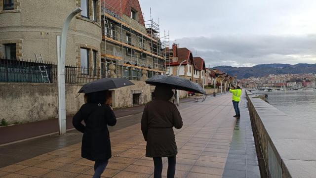 Dos personas se protegen de la lluvia en Euskadi.